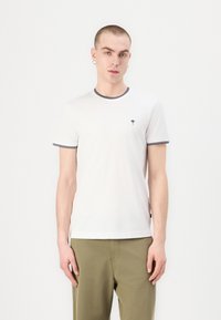 Bílý krátký rukáv T-shirt s kulatým výstřihem, námořnický lem kolem límce a rukávů, s malým logem palmy na hrudi.
