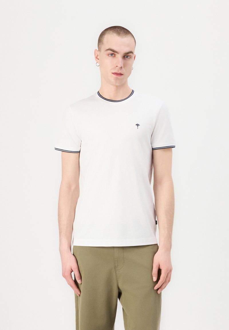 Bílý krátký rukáv T-shirt s kulatým výstřihem, námořnický lem kolem límce a rukávů, s malým logem palmy na hrudi.