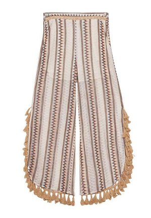 Pantalones de pierna ancha tejidos con una base color crema, que presentan rayas zigzag multicolores y detalles de borlas beige a lo largo del dobladillo.