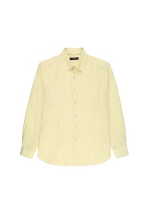 Hellgelbes, langärmliges Hemd mit Knöpfen, spitzem Kragen und Manschetten, flach auf weißem Hintergrund präsentiert.