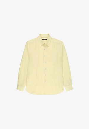 Camicia giallo chiaro a maniche lunghe con bottoni, colletto appuntito e polsini, mostrata stesa su uno sfondo bianco.
