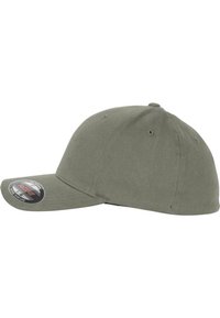 Grøn bomulds-baseballcap med buet skygge, rund krone og ventilationshuller. Har et sort-hvidt logoklæb om skyggen.