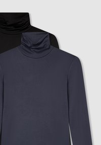 Dwie długie koszulki z golfem w kolorze granatowym i czarnym, nałożone na siebie na jednolitym jasnym tle.