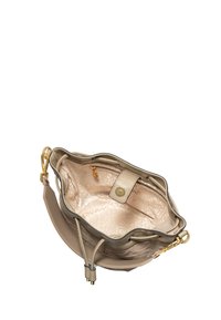 Beige Lederhandtasche mit goldfarbenen Details, die eine glatte Textur, einen Kordelzugverschluss und ein gemustertes Innenfutter aufweist.