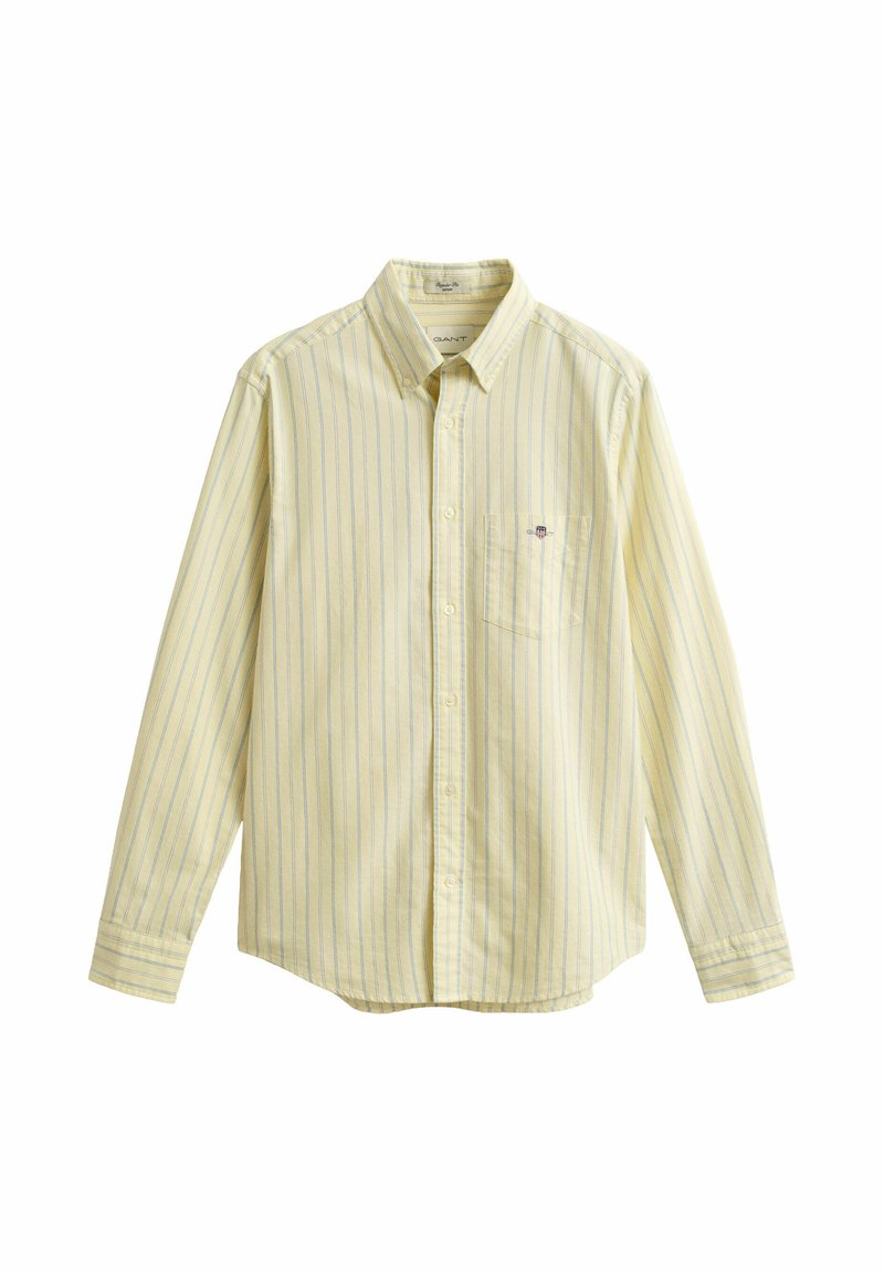 Camisa de manga larga de color amarillo pálido con finas rayas verticales azules, parte delantera con botones, bolsillo en el pecho con un pequeño logo y cuello abotonado.