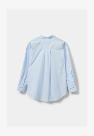 Gai zila garo piedurkņu krekls ar aizmugurē plecu, pogu aprocēm un klasisku apkakli. Gluda tekstūra ar vienkāršu dizainu.