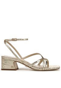 Sandal in eco-pelle oro effetto coccodrillo con tacco a blocco e molteplici cinturini incrociati. Presenta una delicata cinghia alla caviglia regolabile.