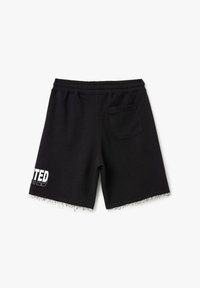 Pantalones cortos de algodón negros con cintura elástica, dobladillo deshilachado y bolsillo trasero. Presenta un llamativo texto en blanco "UNTED" en el muslo izquierdo.