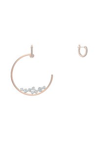 Les boucles d'oreilles créoles en or rose présentent un design courbé avec des pierres précieuses claires étincelantes disposées le long du bas. Petites boucles d'oreilles clous incluses.