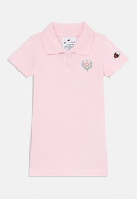 Rosa polo skjorte med krage, korte ermer, dekorasjon med en blomst og blader, samt et logo-patch på ermet.