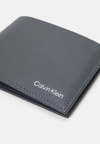 Calvin Klein WARMTH BIFOLD COIN - Rahakott - iron gate pebble