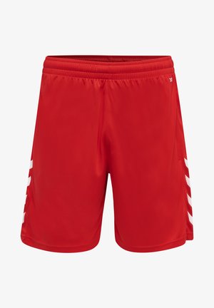 Czerwone spodenki sportowe wykonane z gładkiego materiału. Posiadają elastyczny pas i białe boczne paski z wzorami w kształcie chevronu dla dodatkowego akcentu.