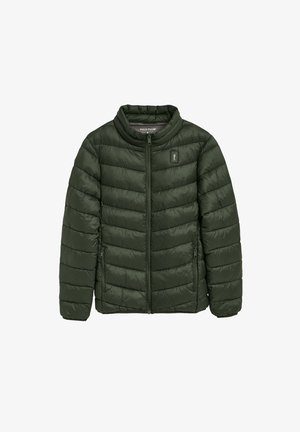 Polstret grøn jakke med høj krave, lynlås foran og sidelommer; har en quiltet design og et subtilt logo på brystet.