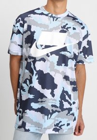 Nike Sportswear T-shirt med print - light blue