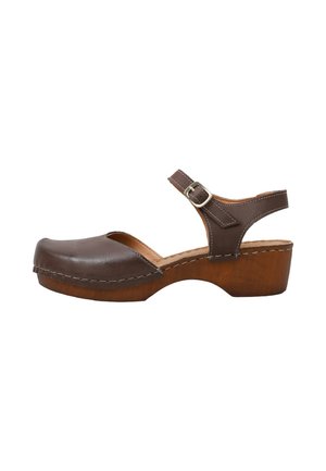 Sandalia de piel marrón con puntera cerrada, tacón plataforma de madera y correa ajustable en el tobillo con hebilla plateada sobre fondo blanco.