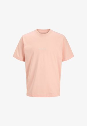 Lichtroze katoenen t-shirt met een ronde hals en korte mouwen. Heeft subtiele witte tekst op de voorkant. Zachte textuur, casual ontwerp.