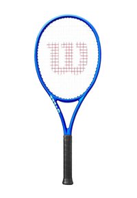 Blauwe tennisracket met een ronde frame, witte snaren en een rode "W"-logo. Beschikt over een gestructureerde zwarte grip en een gestroomlijnd ontwerp.