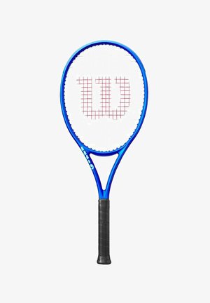 Blå tennisracket med en rund ram, vita strängar och en röd "W"-logotyp. Har ett texturerat svart grepp och en strömlinjeformad design.