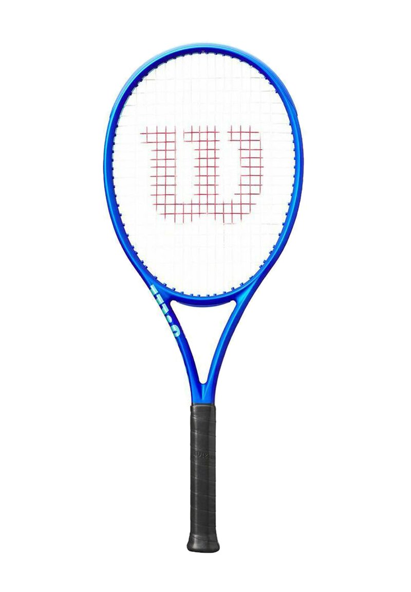 Blauwe tennisracket met een ronde frame, witte snaren en een rode "W"-logo. Beschikt over een gestructureerde zwarte grip en een gestroomlijnd ontwerp.