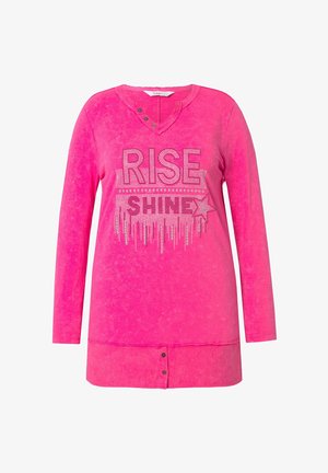 Pitkähihaine vaaleanpunainen tuniikka, jossa V-pääntie, koristeelliset napit kauluksessa ja strassiteksti "RISE SHINE" tähdesuunnittelulla edessä.