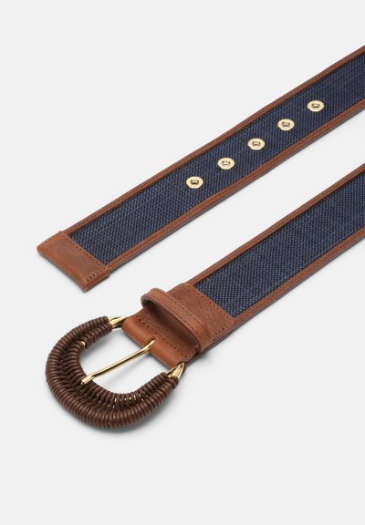 Curea din material maro și bleumarin cu margini cusute, ochiuri aurii și o cataramă împletită maro cu un ac auriu pe fundal alb.
