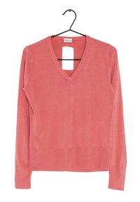 Pull en V corail sur un cintre noir, fabriqué en tissu lisse, avec des poignets et un ourlet côtelés, présentant une étiquette fixée au col.