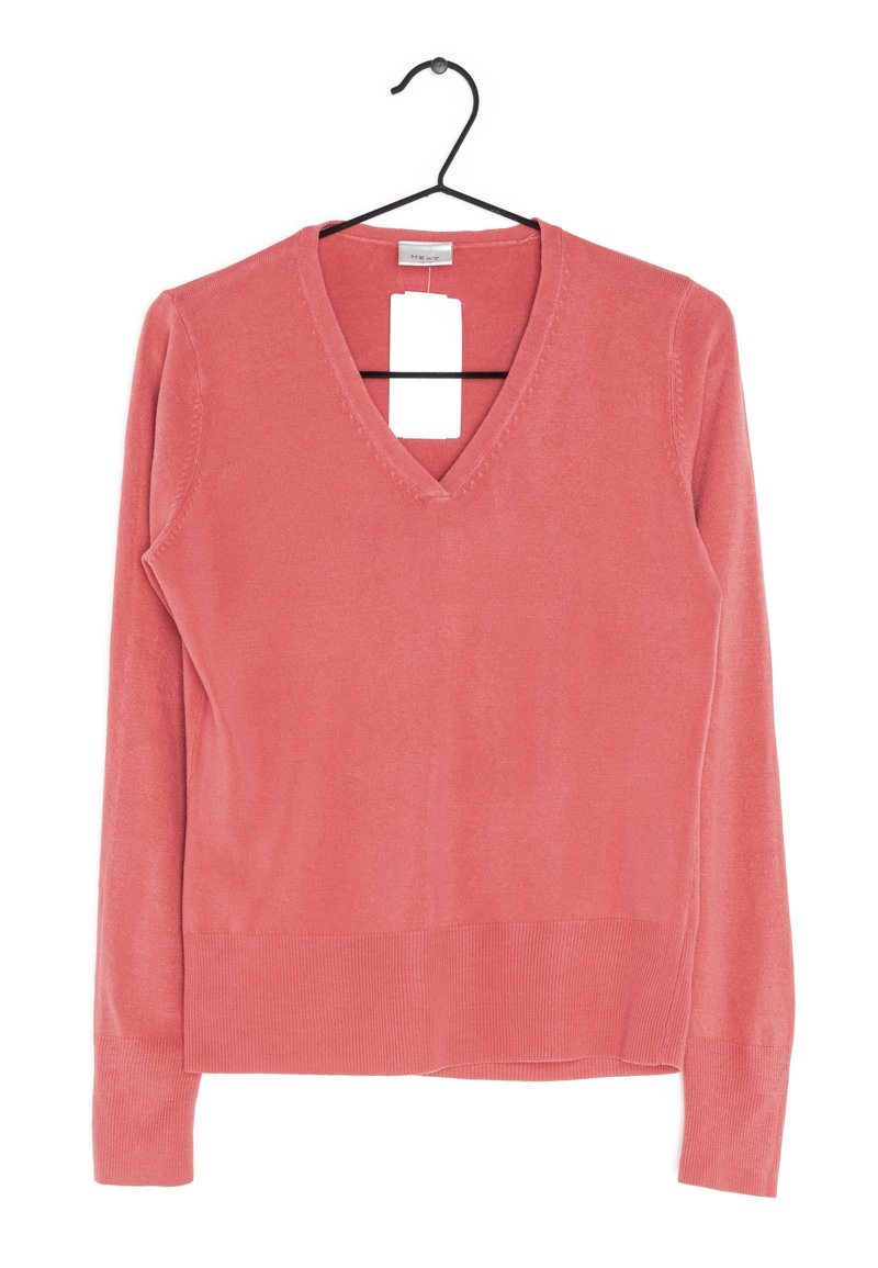 Pull en V corail sur un cintre noir, fabriqué en tissu lisse, avec des poignets et un ourlet côtelés, présentant une étiquette fixée au col.