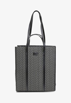 Czarna torba na ramię z teksturowanym, wzorzystym materiałem z powtarzającym się wzorem. Posiada dwa długie ramiączka i prostokątny kształt.