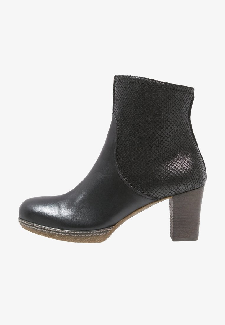 Bottine en cuir noir avec un motif serpent texturé à l'arrière supérieur, bout arrondi, semelle cousue et talon bloc.