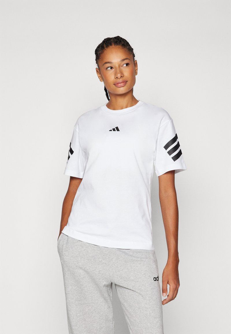Biela bavlnená tričko s okrúhlym výstrihom a krátkymi rukávmi, s čiernym logom Adidas a tromi čiernymi pruhmi na rukávoch.