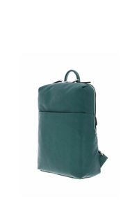 Sac à dos en cuir teal avec une texture lisse, comportant une poche zippée à l'avant, une poignée supérieure et une sangle latérale réglable. Accents en métal argenté.
