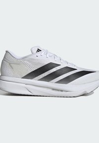 Fehér futócipő hálós felsőrésszel, fekete csíkkal és texturált díszítéssel. Könnyű talppal rendelkezik, amelyen az "LIGHTSTRIKE PRO" felirat található.