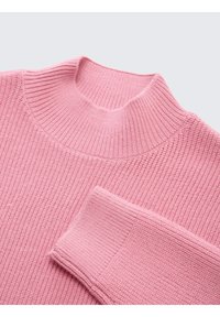 Roze gebreide trui met ribbeltextuur, hoge hals en lange mouwen. Het materiaal lijkt zacht en gezellig, wat de warmte en het comfort benadrukt.