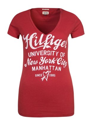 Czerwona bawełniana koszulka z dekoltem w serek, z białym nadrukiem: "Hilfiger University of New York City Manhattan od 1985."