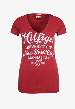 Czerwona bawełniana koszulka z dekoltem w serek, z białym nadrukiem: "Hilfiger University of New York City Manhattan od 1985."