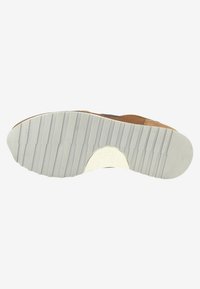 Suola di sneaker marrone con suola in gomma bianca caratterizzata da scanalature orizzontali e un logo triangolare vicino all'arco.