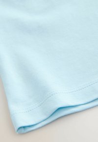 Himbeerfarbener Baumwoll-T-Shirt mit glatter Textur, runder Ausschnitt und Saum mit genähtem Rand.