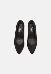 Escarpins à talons hauts en daim noir avec bout pointu, semelles intérieures ventilées et marque Gabor visible sur une doublure lisse. Design à talon plat.