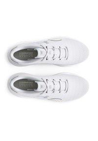 Zapatillas deportivas blancas con parte superior de malla transpirable, cordones y una plantilla acolchada con la marca "Sistema Comfort Deluxe".