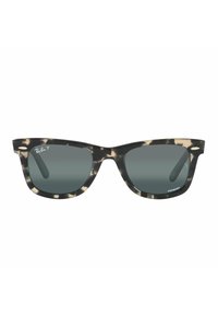 Gafas de sol de carey negro y beige con lentes verdes tintados, diseño angular y logo plateado de Ray-Ban en la lente superior izquierda.
