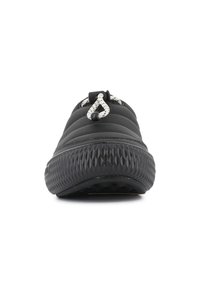 Chaussure noire en tissu rembourré à enfiler avec une semelle en caoutchouc texturé, dotée d'un élastique central et de lacets blancs contrastants pour un maintien sûr.