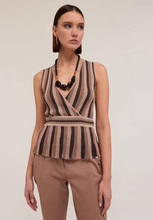 Maglione a righe in marrone, beige e crema, con scollo a V e orlo a peplum. Abbinato a pantaloni beige e una collana di perline nere.