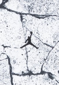 Sort-hvidt stof med et plettet mønster og revner. Centreret sort Jumpman-logo silhuet.