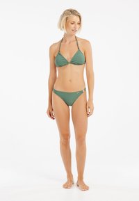 Zelený bikiny set pozostávajúci z textúrovaného trojuholníkového vršku s nastaviteľnými ramienkami a zodpovedajúcich spodných častí, obidva s jemnými značkovými akcentmi.
