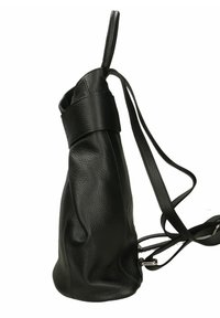 Bolso bandolera de cuero negro con acabado texturizado, forma curva, correa ajustable y tapa segura en la parte superior.