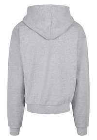 Sudadera griță cu glugă, având mâneci lungi și tiv ribbed. Materialul pare moale și are o textură netedă.