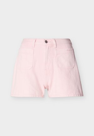 Pantalones cortos de denim color rosa claro con bolsillos delanteros de parche, trabillas para cinturón y cierre frontal de botón.