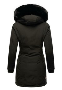 Parka noire avec une capuche bordée de fausse fourrure, silhouette ajustée, manches longues, poignets côtelés et ourlet légèrement arrondi.