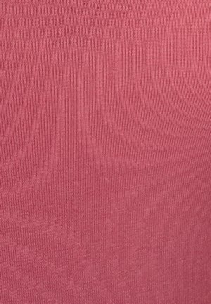 Tessuto a coste di un rosa medio, caratterizzato da una superficie liscia con linee verticali. Il materiale appare elastico e leggero.