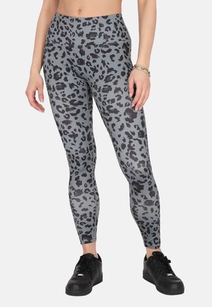 Magas derekú leggings szürke színben, fekete leopárdmintával. Rugalmas anyagból készült, sima textúrával és testhezálló kialakítással.